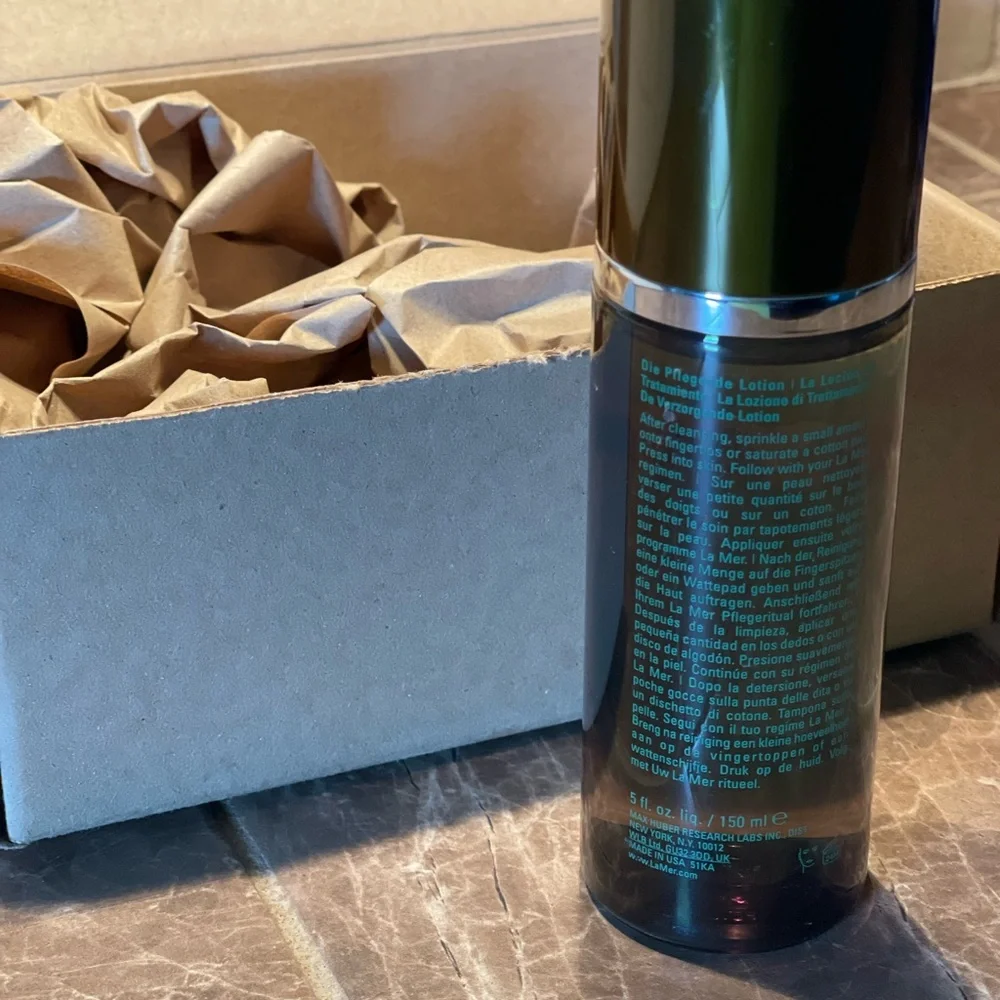 La Mer Black and Green Treatment Lotion for Luxurious Grooming - Picture 2 of 3